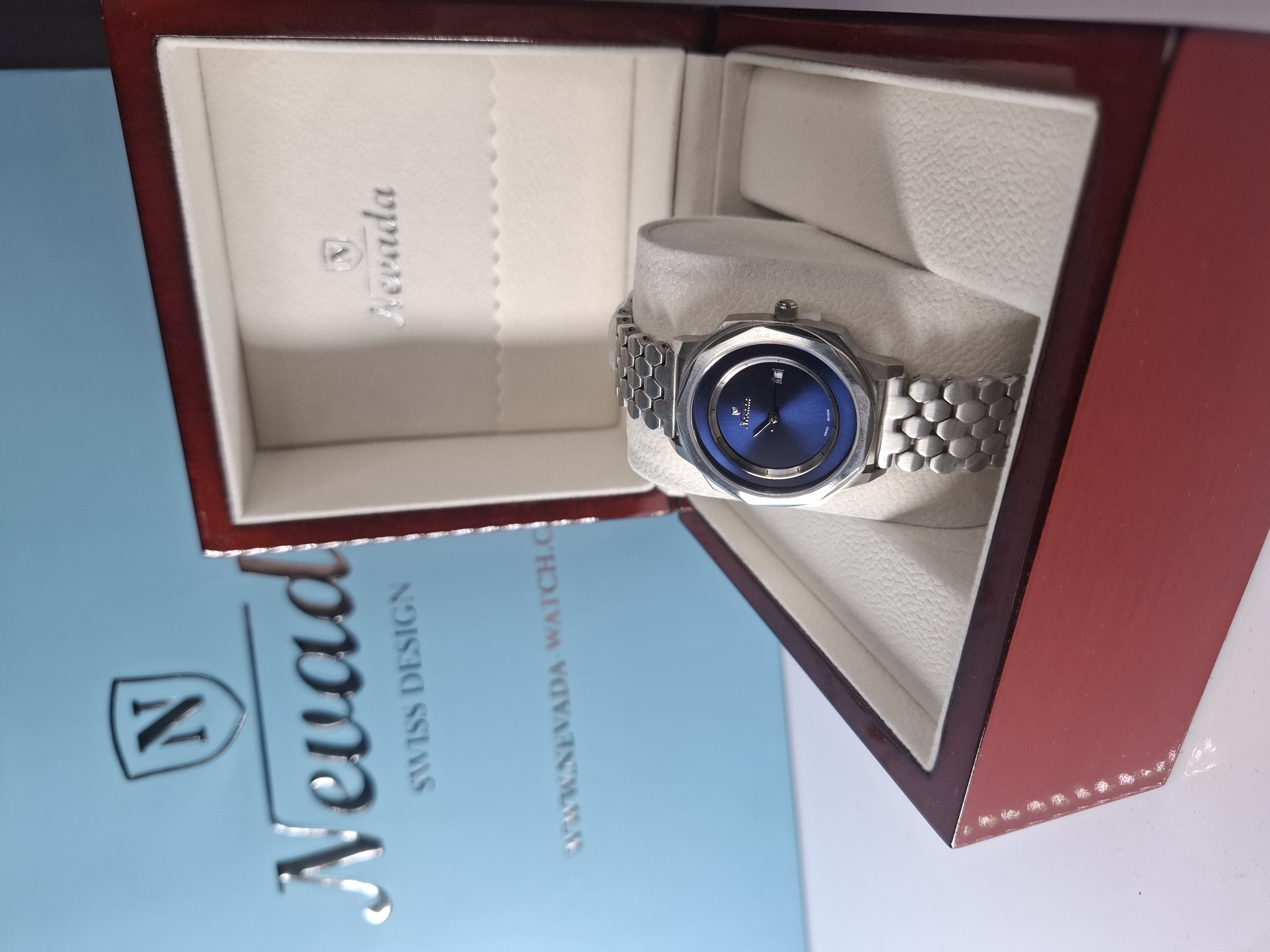 ساعت زنانه برند نوادا با جعبه و پاکت دفترچه نوادا