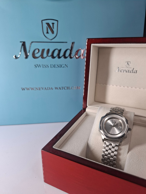 ساعت زنانه برند نوادا با جعبه و پاکت دفترچه نوادا