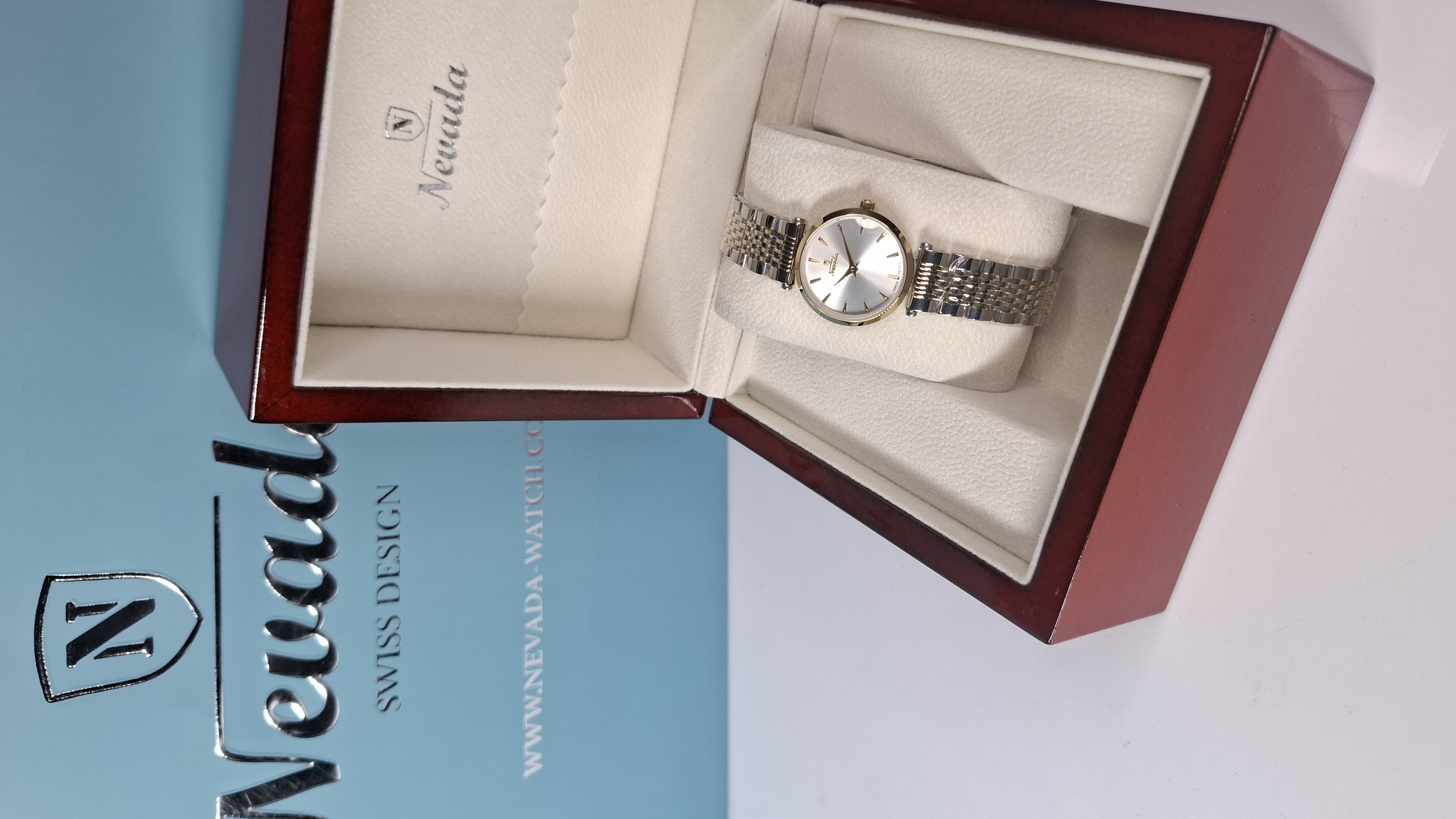ساعت زنانه برند نوادا با جعبه و پاکت دفترچه نوادا
