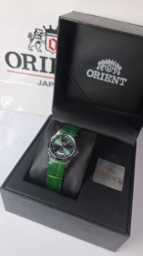 ساعت زنانه برند اورینت با جعبه و پاکت دفترچه اورینت